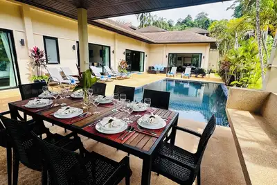 Image de Pierre précieuse: 4 B / Rms, piscine, 11 Pax Nr Beach
