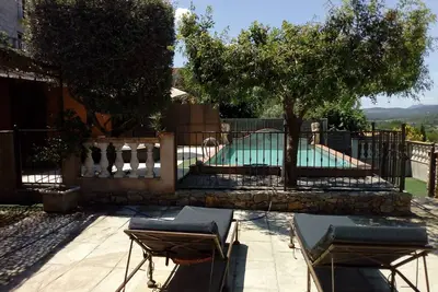 Image de villa de plan pied tout confort dans village