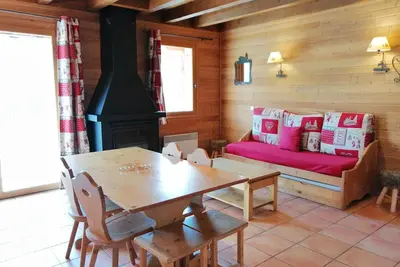 1/2 chalet 6 pers, 2 chambres, cheminée, terrasse sud et vue montagnes