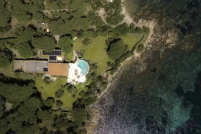 Image de Propriété au bord de l'eau sur un domaine privé avec vue sur la mer et accès direct à la plage