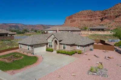 Image de Classé 5 étoiles avec une vue incroyable sur les roches rouges dans les falaises de corail avec lit Cal King
