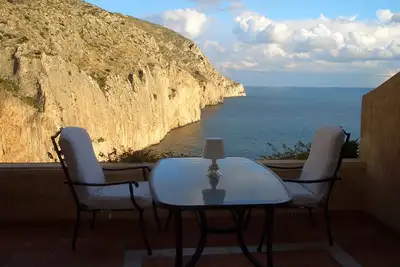 Sur La Mer MÉDITERRANÉENNE. Une Chambre, Vues Spectaculaires.