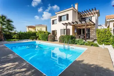 Image de Villa privée éblouissante avec un jardin arboré et une piscine