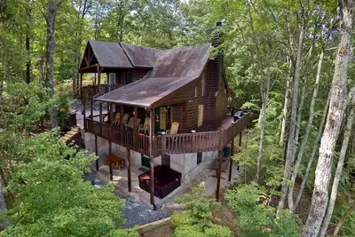 Image de Échappez à l'agitation de la ville animée et retrouvez-vous dans un chalet niché dans les montagnes