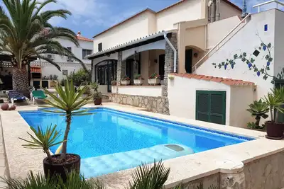 Image de Maison avec piscine, jardin et vue sur l'environnement de herrrliche bien entretenu.