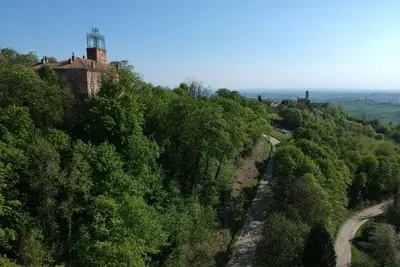 Image de Appartement dans le château de Robella sur les collines verdoyantes de Monferrato.