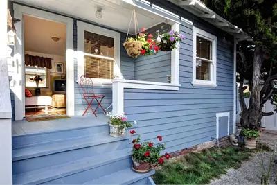 Image de Burnham Beach Cottage # 1- Block to Beach!