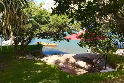 Image de Charmant nouveau loft au bord de l'eau d'une chambre sur la rue Mullet Bay George’s