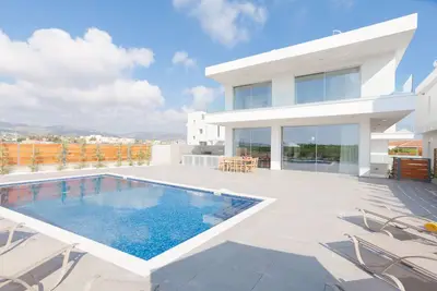 Image de Coral Beach Villa 5 Bedroom 5 Bathroom 200m de la côte 700m de la plage de Coralia