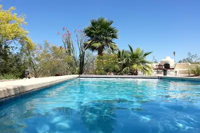 Image de Maison de rêve avec piscine chauffée solaire, vert, lumières de la ville