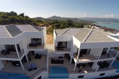 Image de Villa avec 7 chambres et vue sur la mer à 5 minutes de la plage
