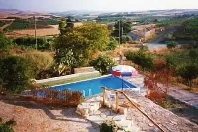 Image de Vaste propriété foncière dans un endroit magnifique avec piscine - pour les amateurs