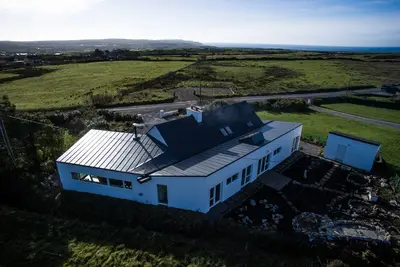 Image de Sur les vues de Wild Atlantic Way sur les falaises de Moher, la maison moderne peut accueillir 6 personnes avec salle de bains privative