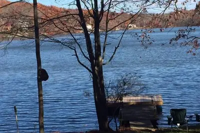 Image de Bungalow au bord du lac niché dans les montagnes Pocono