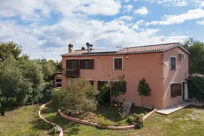 Image de villa avec grand jardin, gazebo et barbecue
