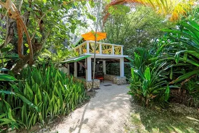 Image de Seaside Garden Villa dans un cadre luxuriant à flanc de falaise