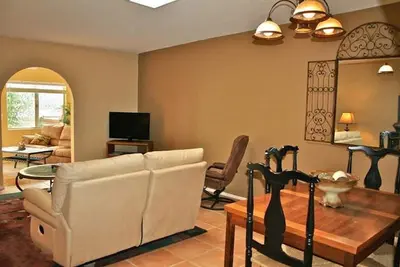 Image de Élégant, confortable 1450 pieds carrés. Ft. Maison de ville avec carreaux Saltillo et chambre Az ensoleillée