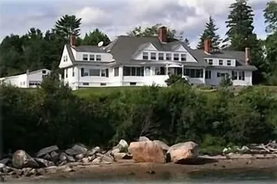 Image de Maine Waterfront Retreat classique et spacieuse