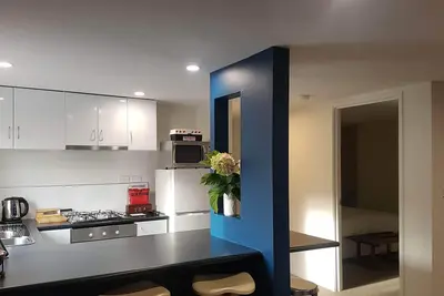Image de Appartement moderne et élégant de 2 chambres pour 4 personnes, Wifi gratuit, Parking dans la rue