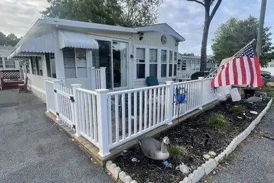 Image de Les animaux de compagnie considérés (nouvelle politique) doivent être mis en caisse s'ils sont laissés sans surveillance.