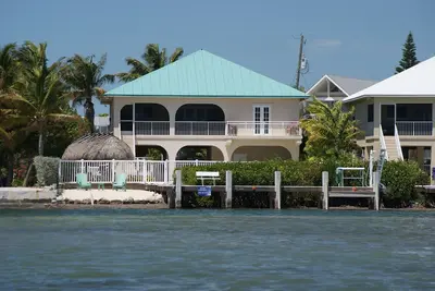 Image de Location en bord de mer avec piscine chauffée, Dock & Tiki Hut