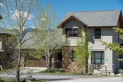 Image de Belle maison design avec vue sur le domaine skiable et les montagnes environnantes!