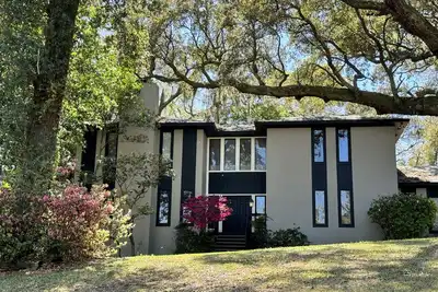 Image de Grande maison surplombant la baie et énorme promenade de 400 ans et plus Oaks à Pensacola Beach