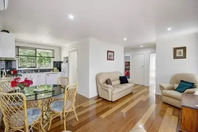 Image de Unité calme et de qualité avec 2 chambres à coucher près de High Street