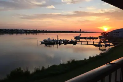 Image de Magnifique condo au bord de l'eau | Glissades de bateau | Promenade privée à la plage
