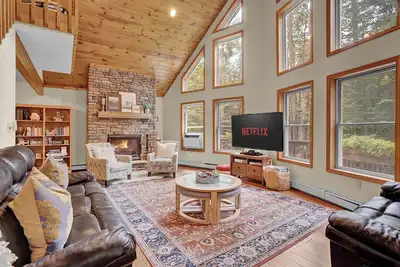 Image de Luxe Poconos Home! Bain à remous, sauna, billard, foyer, à 300 pieds du lac :)