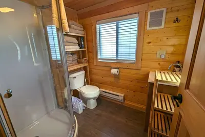 Image de Yellowstone's Treasure Cabins - À 2 minutes en voiture de l'entrée nord du parc de Yellowstone