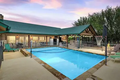 Image de Tavern on the Green @FrioRiverResorts