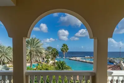 Image de Penthouse contemporain spacieux avec large vue sur l'océan. Incroyable!