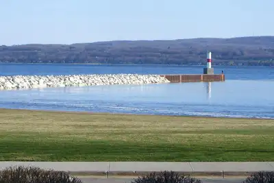 Image de Lakefront with View - Étapes du centre-ville de Petoskey