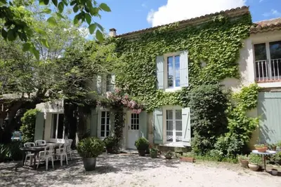 Image de Mas provençal traditionnel avec son poulailler, potager bio à 20 mn d'Avignon