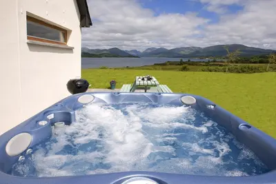 Image de Cottage de luxe avec jacuzzi sur la rive du loch de la mer, près d'Oban