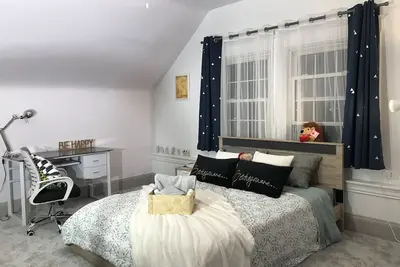 Image de Loft haut de gamme 1br près de Uc, Daap, Ccm, hôpital et zoo avec parking, 3fl