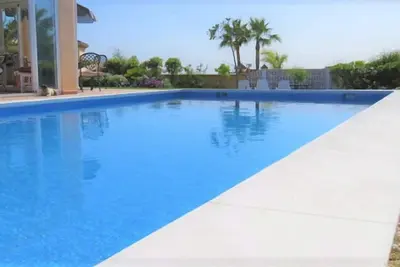 Image de Villa familiale climatisée, Wifi et piscine privée, Quartier résidentiel, l'est d'Estepona près plag