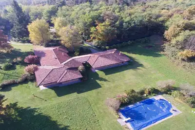 Image de Villa avec piscine, grand parc et de la forĂŞt