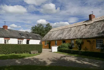 Image de Chaumière irlandaise au toit de chaume dans une campagne magnifique et tranquille