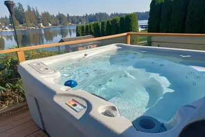 Image de Accueil en bois rond au bord du lac Shoecraft