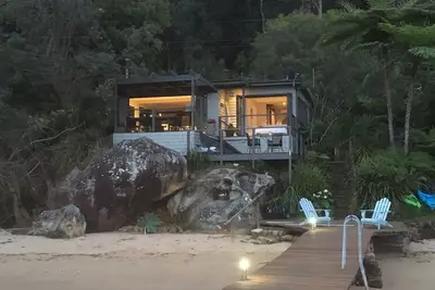 Image de Allawah. arriver en bateau. RIVIÈRE Hawkesbury. Plage de sable. Kayaks. Jetée privée