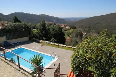 Image de Quinta da Gaiya, eau bleue, espaces verts et ciel étincelant