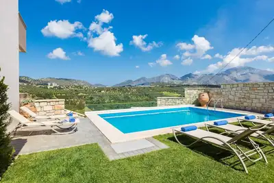 Image de Villa Renta Eleni! Vue sur la campagne, piscine privée, pelouse de 350 m2, proche plage!