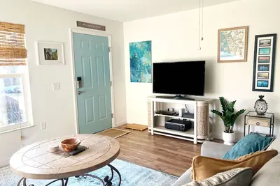 Image de Belle maison de plage 3br / 2ba près des pistes cyclables avec accès par ferry à la plage privée.