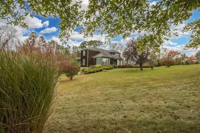 Image de Hilltop Lodge, une retraite saisonnière moderne dans les Poconos!
