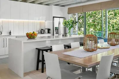 Image de Contemporary Coastal Retreat est votre maison de luxe loin de chez vous.