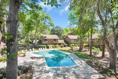 Image de Emplacement idéal! Étapes pour la piscine et le golf; 7 min à pied de la plage