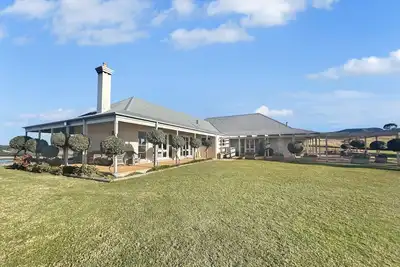 Image de Holman Estate - Awesome central location - 4 bdrms, billiard room, open fire and amazing views