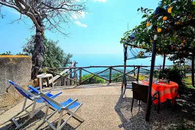 Image de Villa Sirana: Une maison indépendante caractéristique et accueillante de deux étages face au soleil et à la mer.